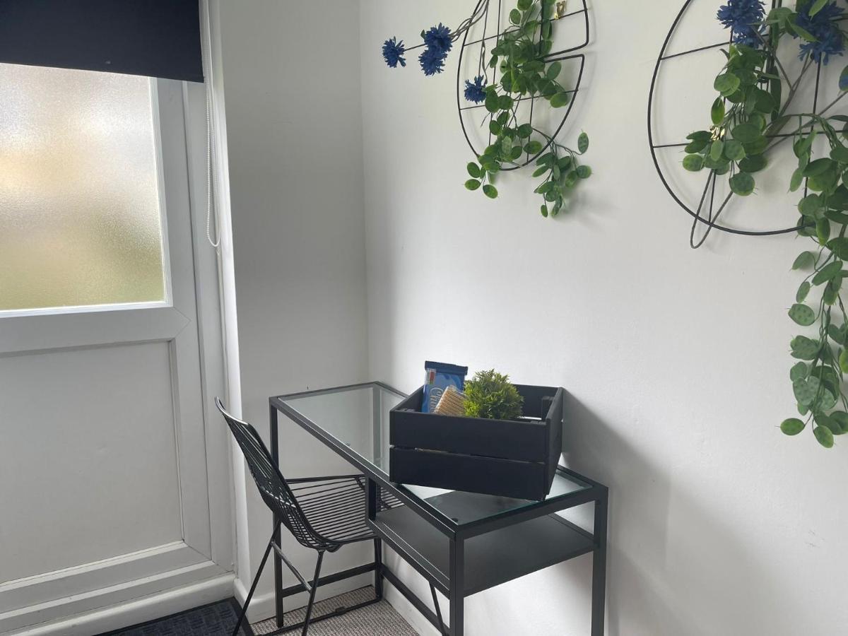 Lovely 1 Bed Home Near Hospital, With Parking & Garden Work Contractor Leisure, Sapphire Cambridge  Exterior photo